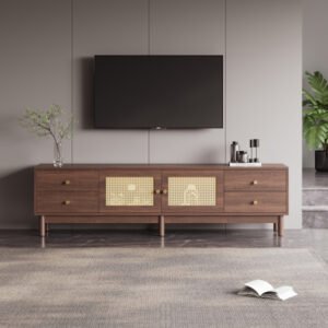 Meuble TV en finition bois foncé avec deux portes en rotin et quatre tiroirs