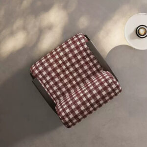 Fauteuil Vichy en coton et lin, texture naturelle, pieds en bois de mélèze